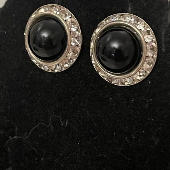0.75” silver tone domed bezel set onyx color center stud earrings w/31 crystals - Picture 4 of 13